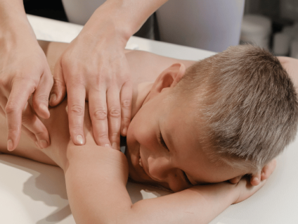 Massage du Dos Enfant – Douceur &amp; Bien-Être